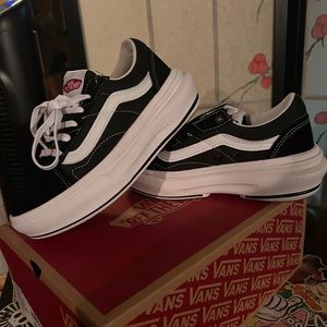 Vans old skool over comfy cush black/white never worn women’s size 6
